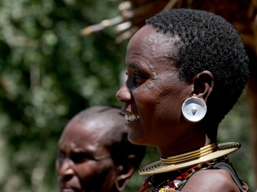 אישה משבט דטוגה בקעקועים ותכשיטים מסורתיים