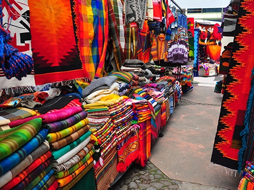 שוק צבעוני בעיר קיטו