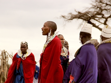 נשים בשבט מסאי בשירת קבלת אורחים